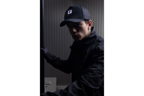 DAHN czapka z daszkiem z lampką LED czarna - obrazek 3